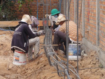 Arbeiter bereiten Eisenkränze vor