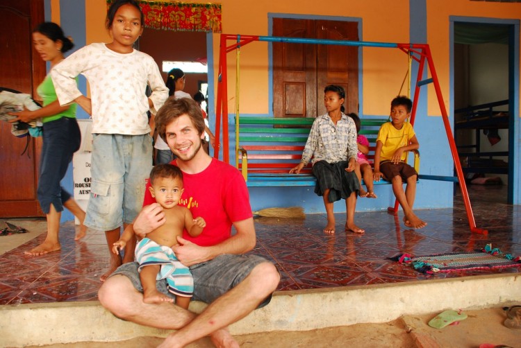 Dominik mit den Waisenkindern im Savong Orphan Centre