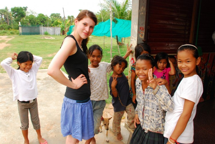 Birgit mit Waisenkindern im Savong Orphan Centre