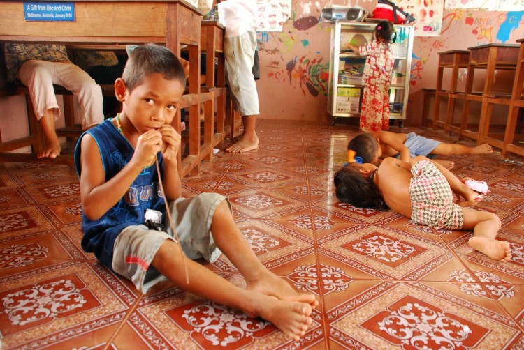 Waisenkinder im Klassenraum des Savong Orphan Centre