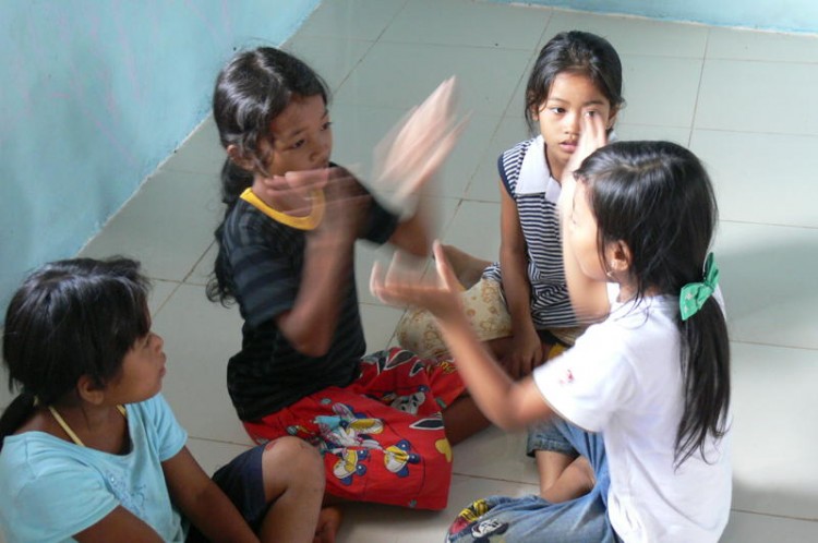 Die Kinder spielen im Klassenraum