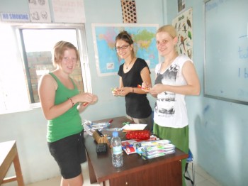 Sigrid, Anja & Julia beim Zahnbürsten beschriften